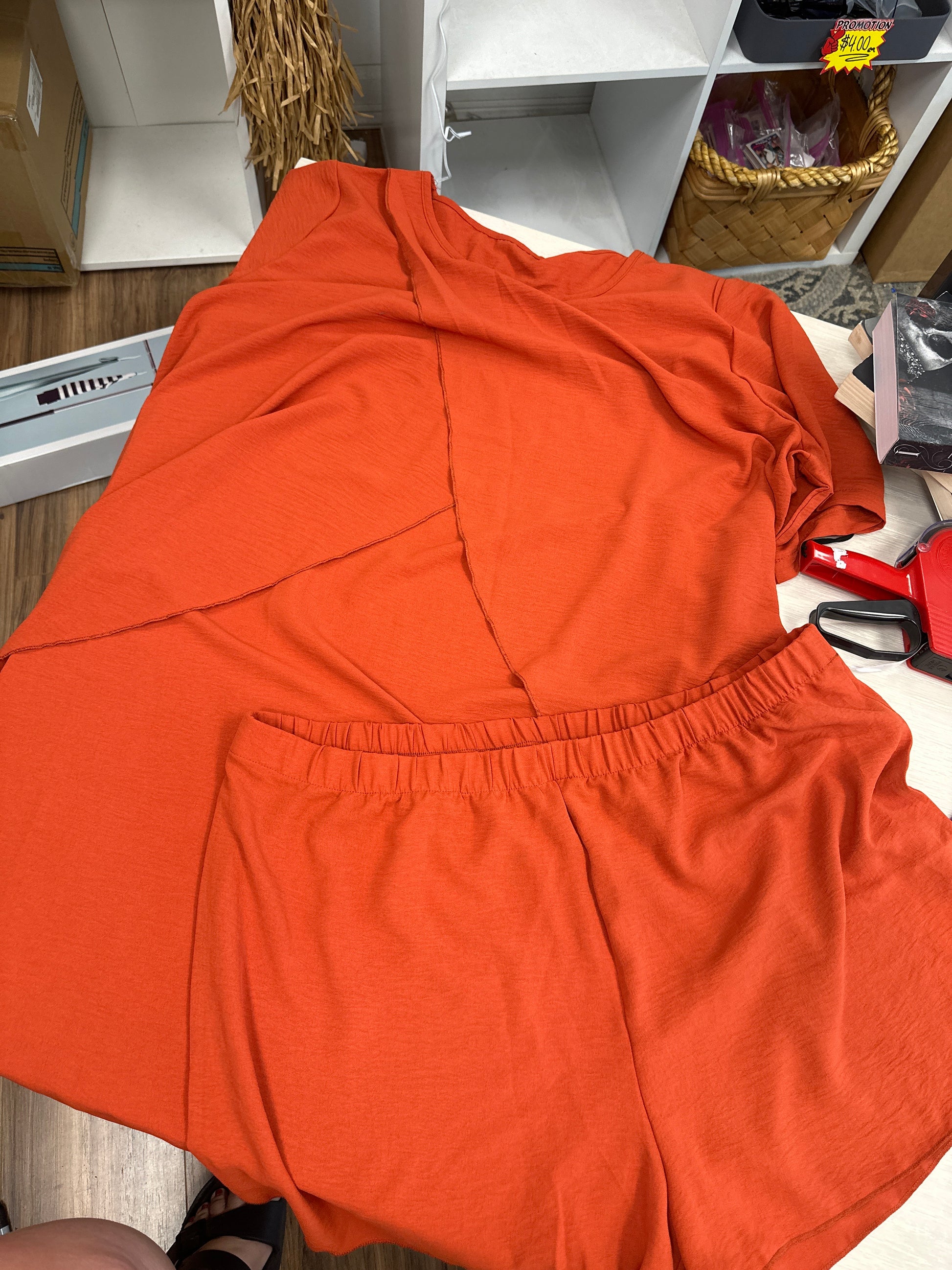 Women’s 4XL (runs small) 2-piece matching set - flowy shorts & high/low shirt - burnt orange